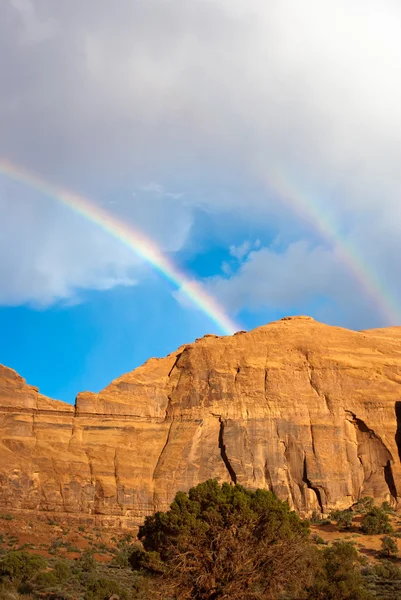 Doppio arcobaleno sulla Monument Valley dopo una tempesta — Foto Stock