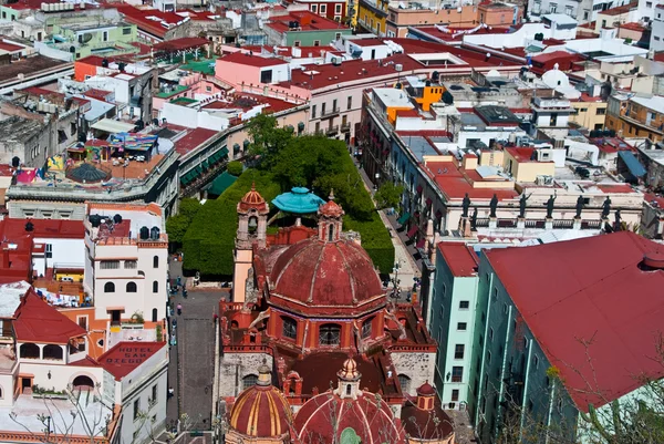 Mexikanischer Platz stark mit Bäumen beschattet — Stockfoto