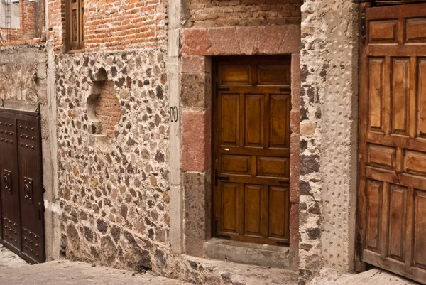 Walls and doors on Mexican street — Stock Photo, Image