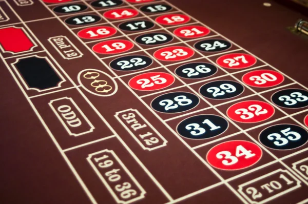 Tavolino in feltro di roulette con numeri neri e rossi — Foto Stock