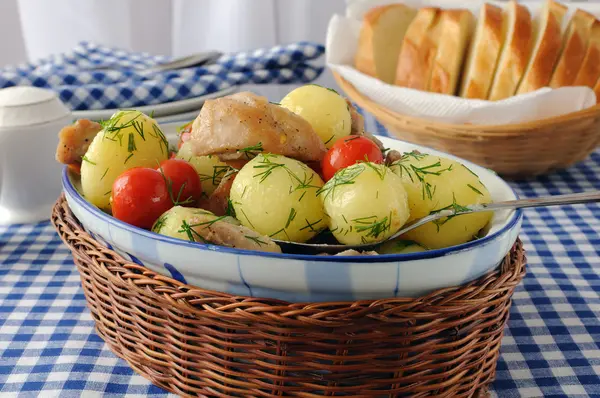 Bratkartoffeln mit Huhn und Tomate — Stockfoto