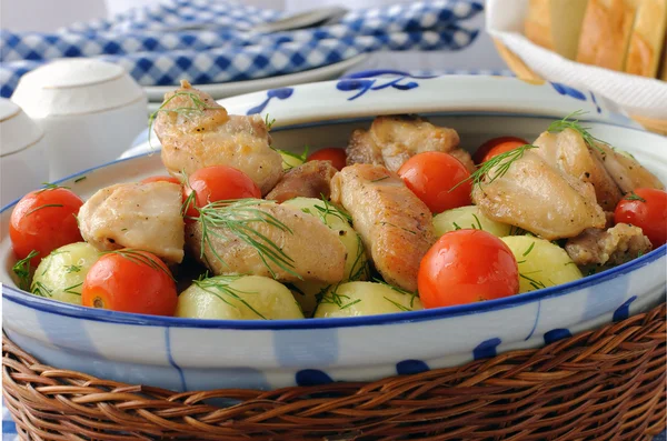 Pečené brambory s kuřetem a rajčaty — Stock fotografie