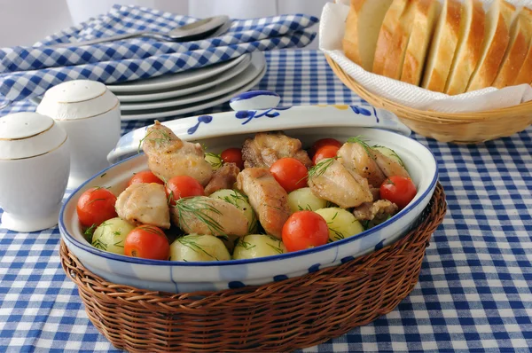 Bakad potatis med kyckling och tomat — Stockfoto