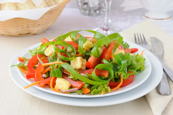 Salade de légumes au fromage grillé — Photo