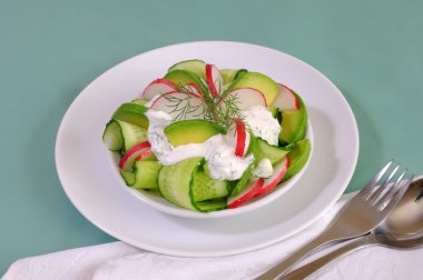 Krema soslu turp ve avokado, salatalık salatası