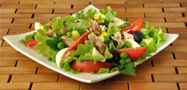 Salada de legumes com atum e ovo — Fotografia de Stock