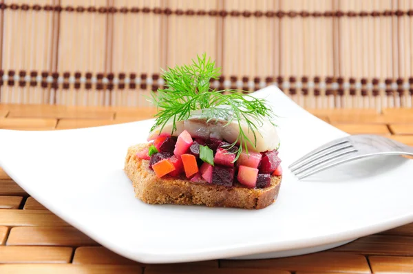 Сэндвичи с ржаным хлебом, сельдь и овощи — стоковое фото