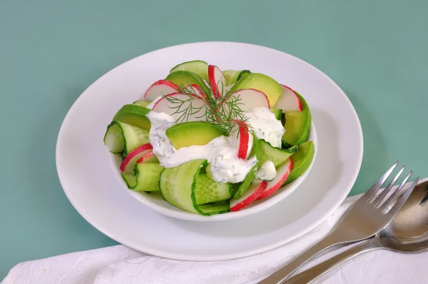 Krema soslu turp ve avokado, salatalık salatası — Stok fotoğraf