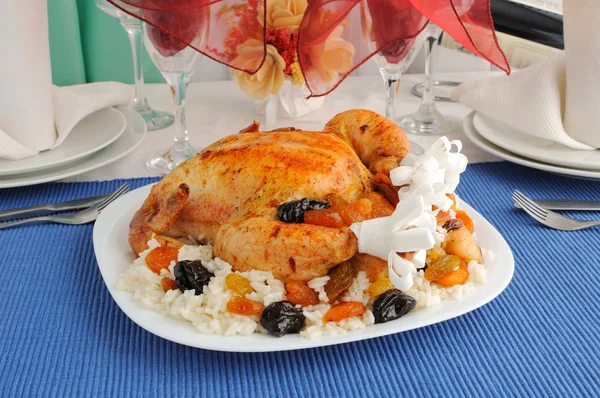 Курица гриль с рисом и сухофруктам — Stok fotoğraf