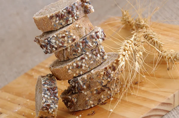 Пачка ломтиков хлеба с зерном — стоковое фото
