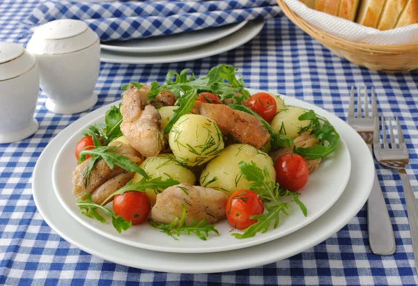 Gekochte Kartoffeln mit Huhn und Tomate — Stockfoto