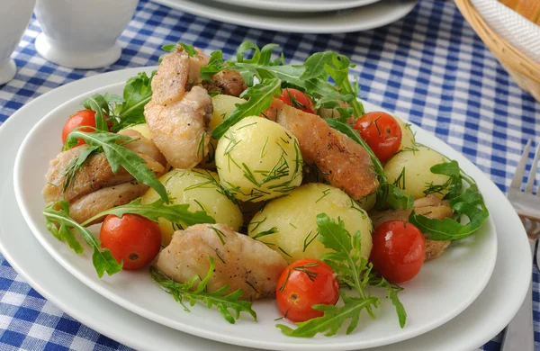 Boiled potatoes with chicken and tomato — Stock Photo, Image