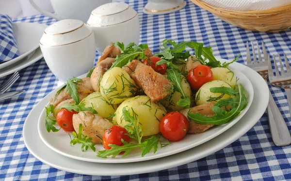Baked potatoes with chicken and tomato — Stock Photo, Image