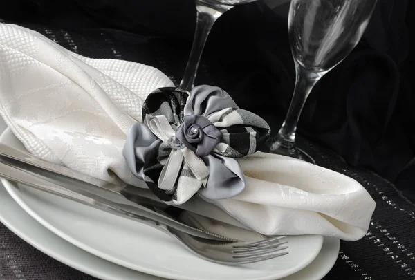 カトラリーと皿の上の装飾の折られたナプキン — ストック写真