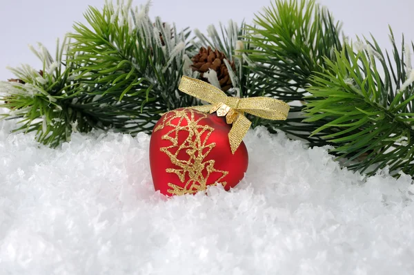 松の枝を背景に雪の新しいおもちゃ — ストック写真