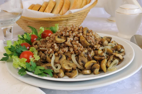 Mingau de trigo mourisco com cogumelos — Fotografia de Stock