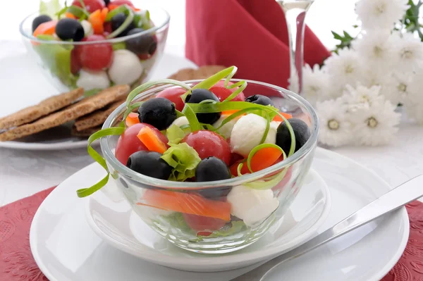 Salad of lettuce, cherry tomatoes, olives and mozzarella with pe — Stock Photo, Image