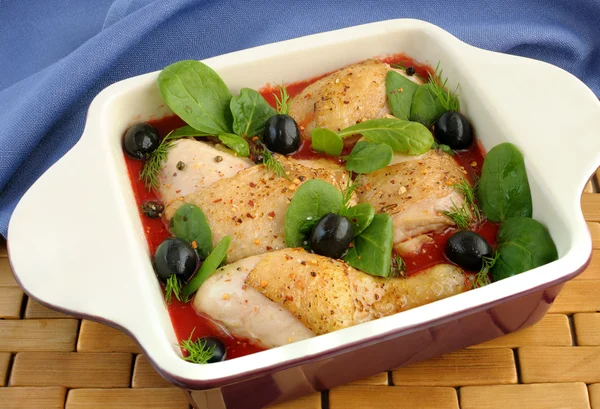 Hühnerstücke in Tomatensauce mit Oliven und Spinat — Stockfoto