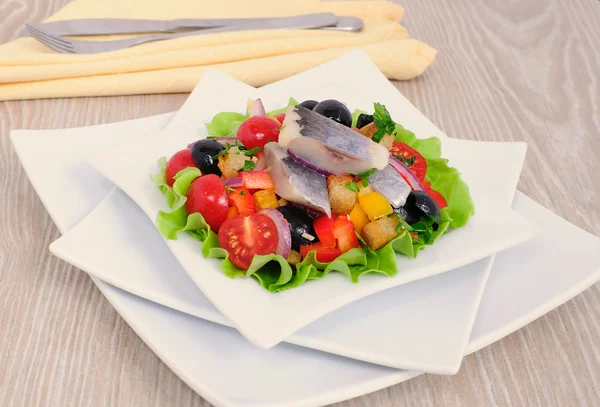 Appetizer of herring and vegetables with croutons — Stock Photo, Image