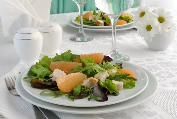 Куриный салат с грейпфрутом и смесь свежих салатов — стоковое фото