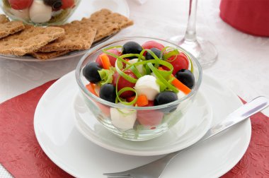 salata, marul, domates, zeytin ve mozzarella ile pe