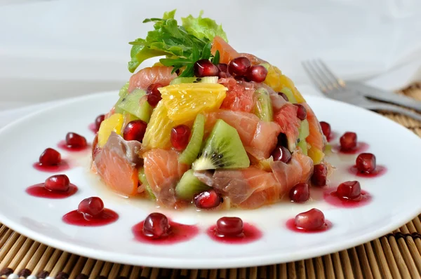 A lazac és a gránátalma gyümölcs saláta — Stock Fotó