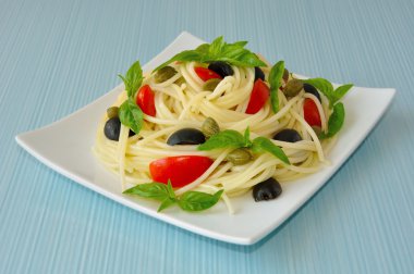 Spagetti domates, Kapari ve fesleğen zeytin ile