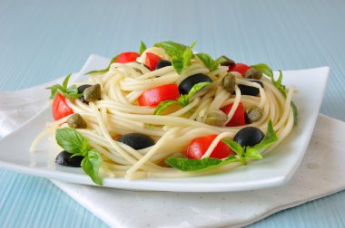 Spagetti domates, Kapari ve fesleğen zeytin ile