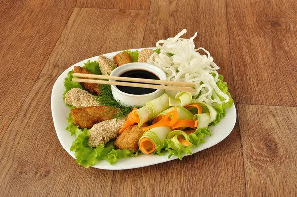 Chicken fillet with rice noodles and vegetables — Stock Photo, Image