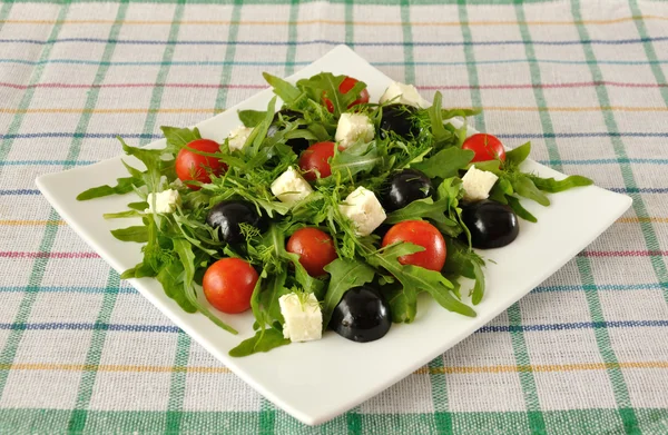 Салат из рукколы с помидорами черри и виноградом — стоковое фото