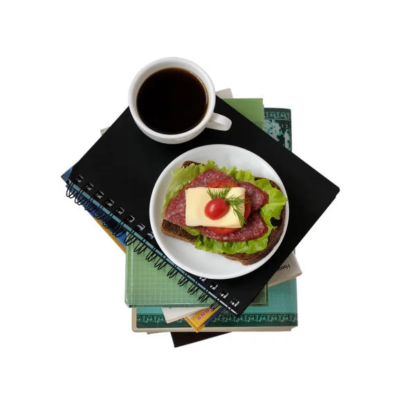 Ein Stapel Bücher und Notizbücher mit einer Tasse Kaffee und einem Sandwi — Stockfoto