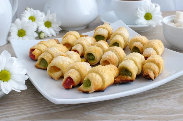Piatto con croissant fatti in casa pieni di gelatina colorata — Foto Stock