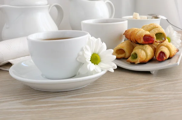 Uma xícara de chá com croissants caseiros — Fotografia de Stock