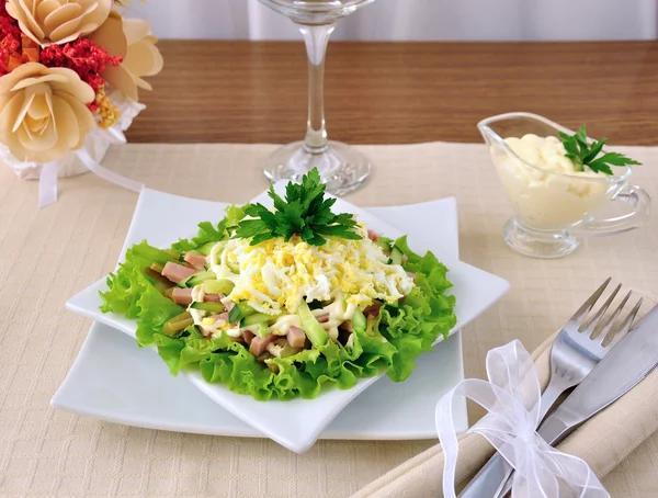 Салат с ветчиной, огурцом, яйцом под чипсами — стоковое фото