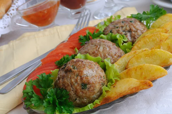 Gehaktballen met kruiden en aardappelen — Stockfoto