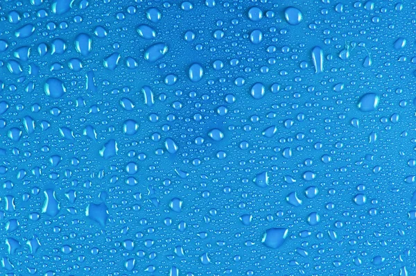 Gouttes d'eau sur bleu — Photo