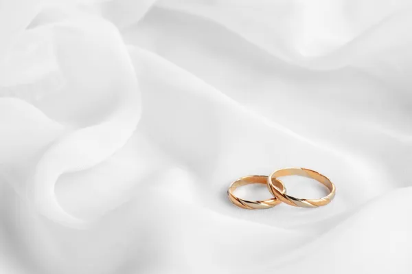Tela blanca y anillos de boda —  Fotos de Stock