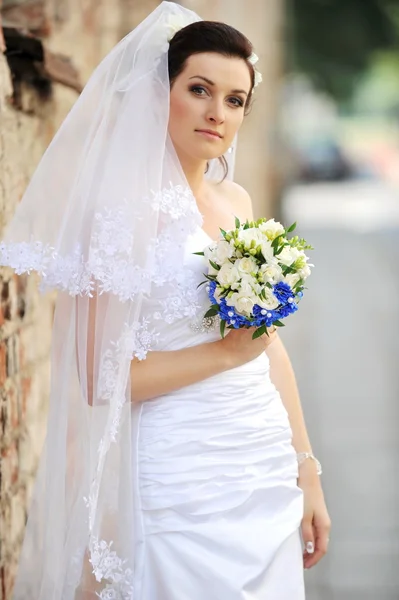 Fille en robe de mariée — Photo