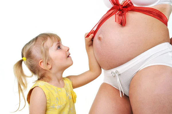 Flicka med gravid mamma — Stockfoto