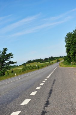 mavi gökyüzünün altında yolu