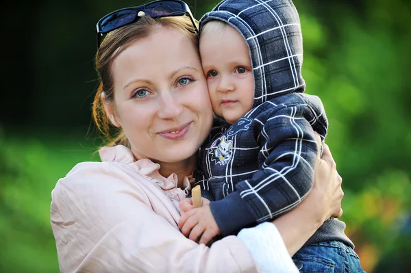 Mujer con su hijo — Foto de Stock