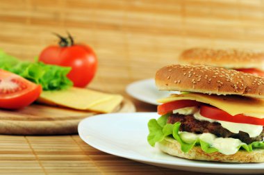 göğsü hamburger