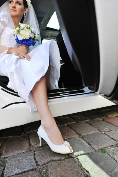 Ноги в білому взутті — стокове фото