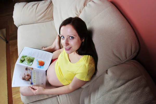 임신한 여자를 읽고 — 스톡 사진