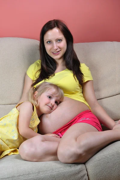 女孩和她怀孕的妈妈 — 图库照片
