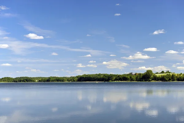 Lugna vatten i sjön — Stockfoto