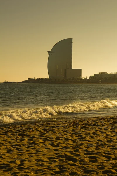 Solnedgång på stranden i Barcelona. — Stockfoto