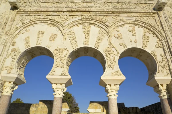 Säulen und Bögen der Yar 'far-Fassade. Medina Azahara. Cordoba. — Stockfoto