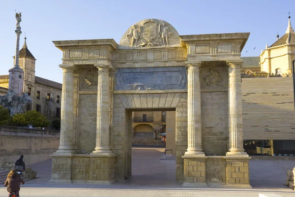 Romerska dörren till cordoba bridge — Stockfoto