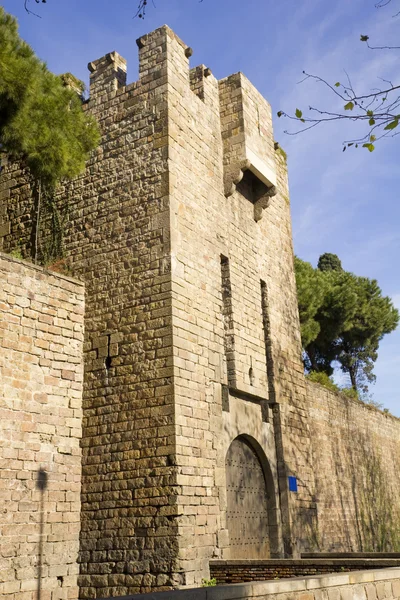 Średniowieczne mury w Barcelonie. — Zdjęcie stockowe